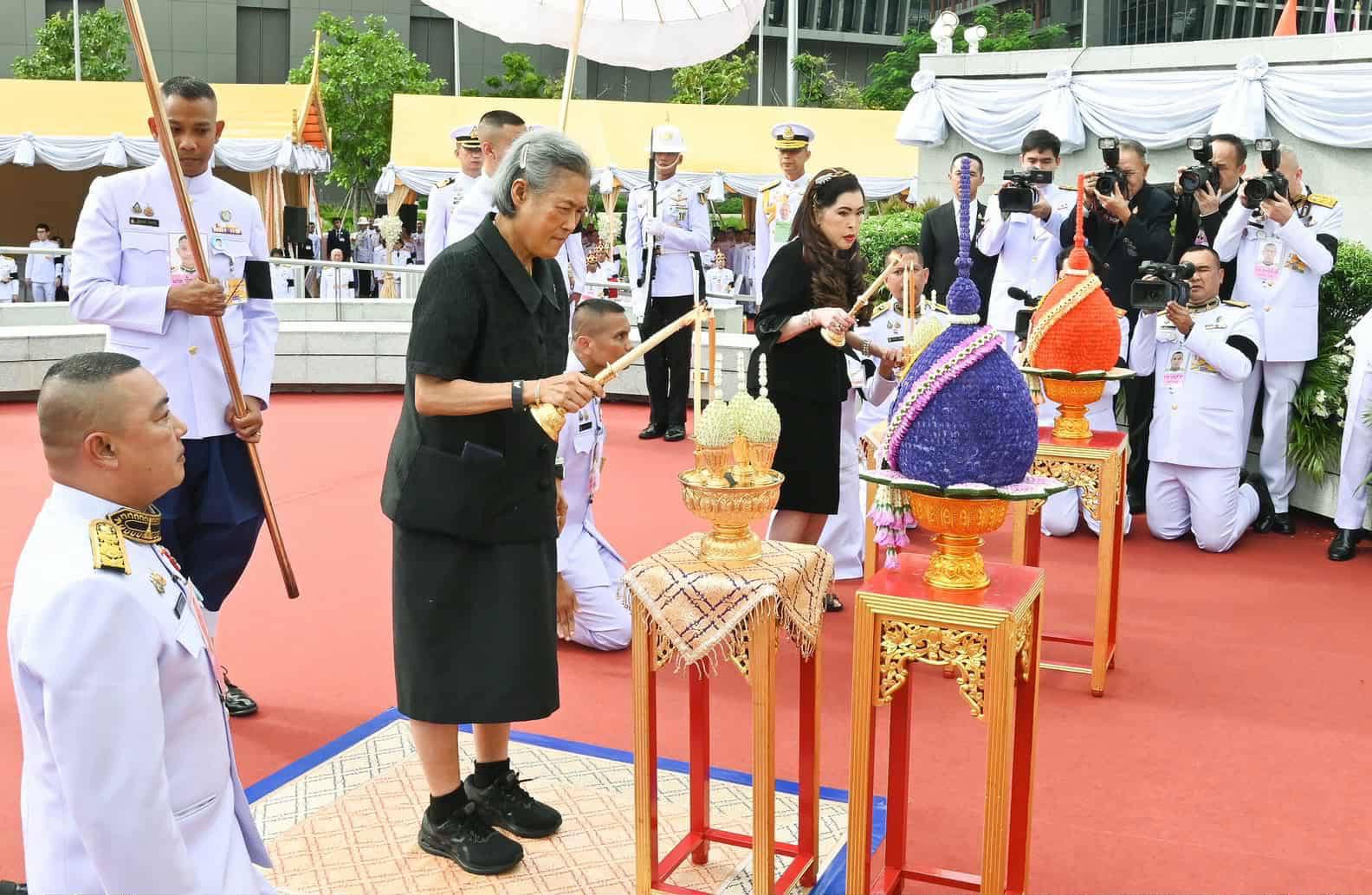 เข้าเฝ้า