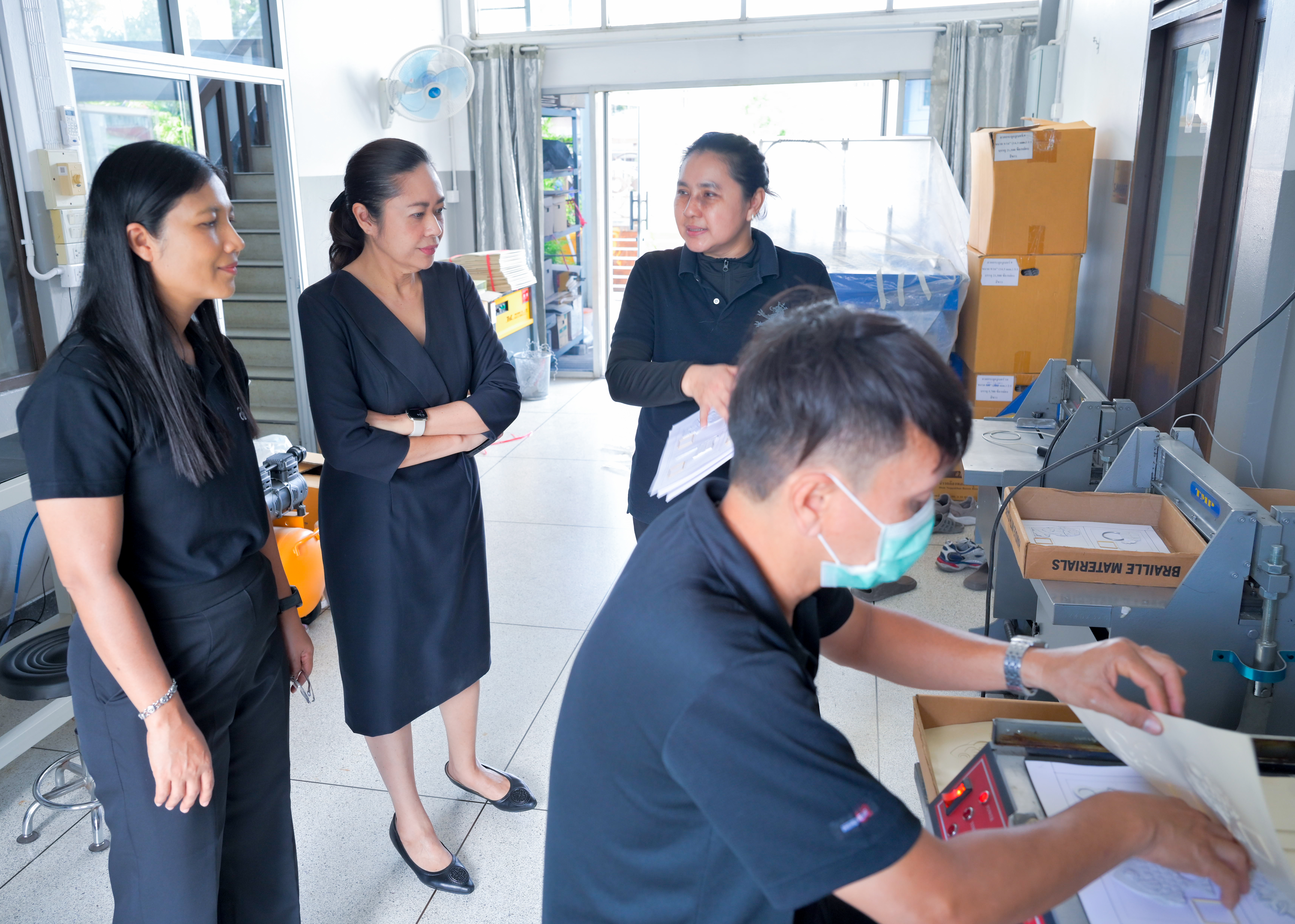 ส่งมอบปฏิทินตั้งโต๊ะเก่าและกระดาษ A4 ที่ใช้แล้วแก่ศูนย์เทคโนโลยีการศึกษาเพื่อคนตาบอด