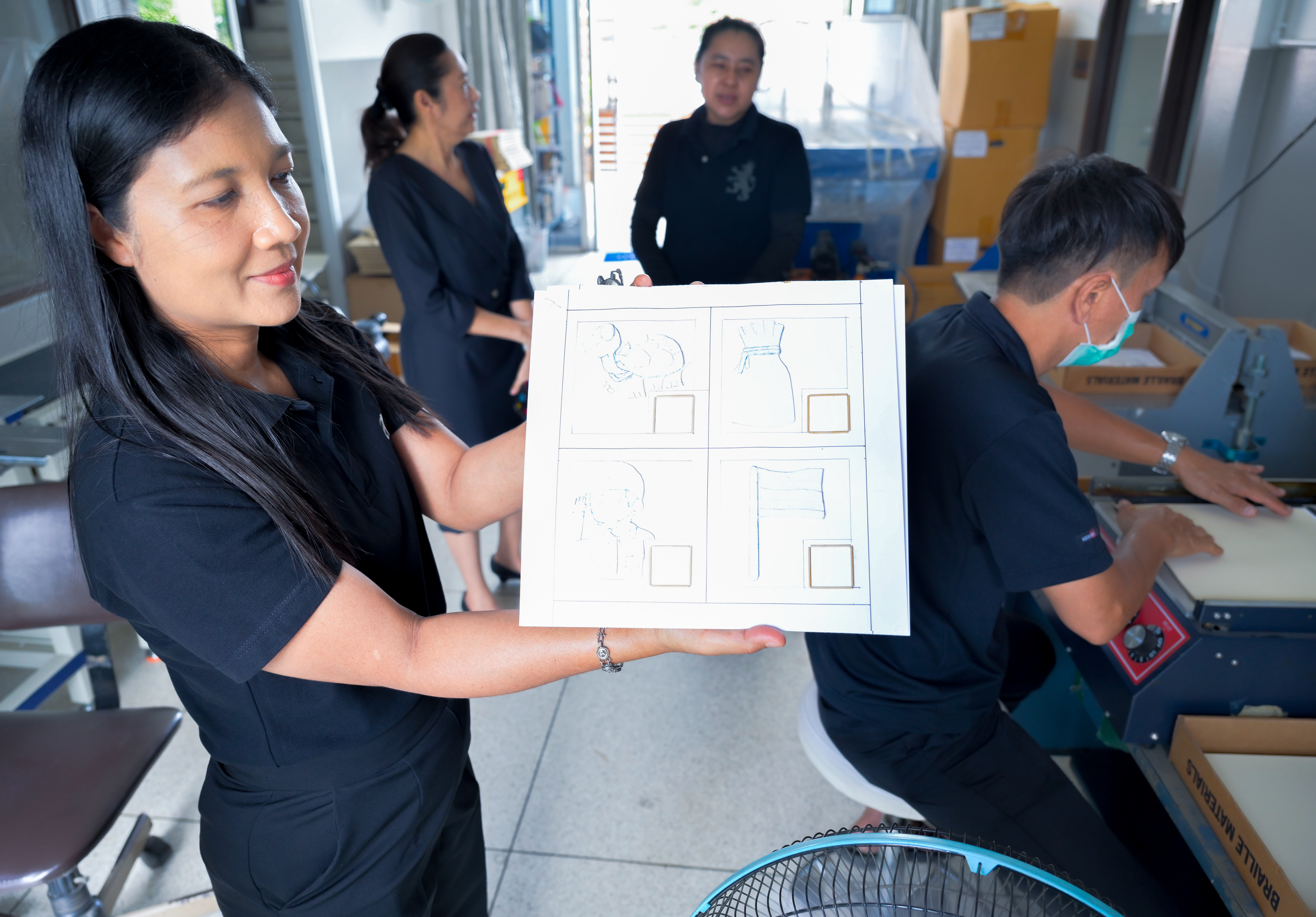 ส่งมอบปฏิทินตั้งโต๊ะเก่าและกระดาษ A4 ที่ใช้แล้วแก่ศูนย์เทคโนโลยีการศึกษาเพื่อคนตาบอด