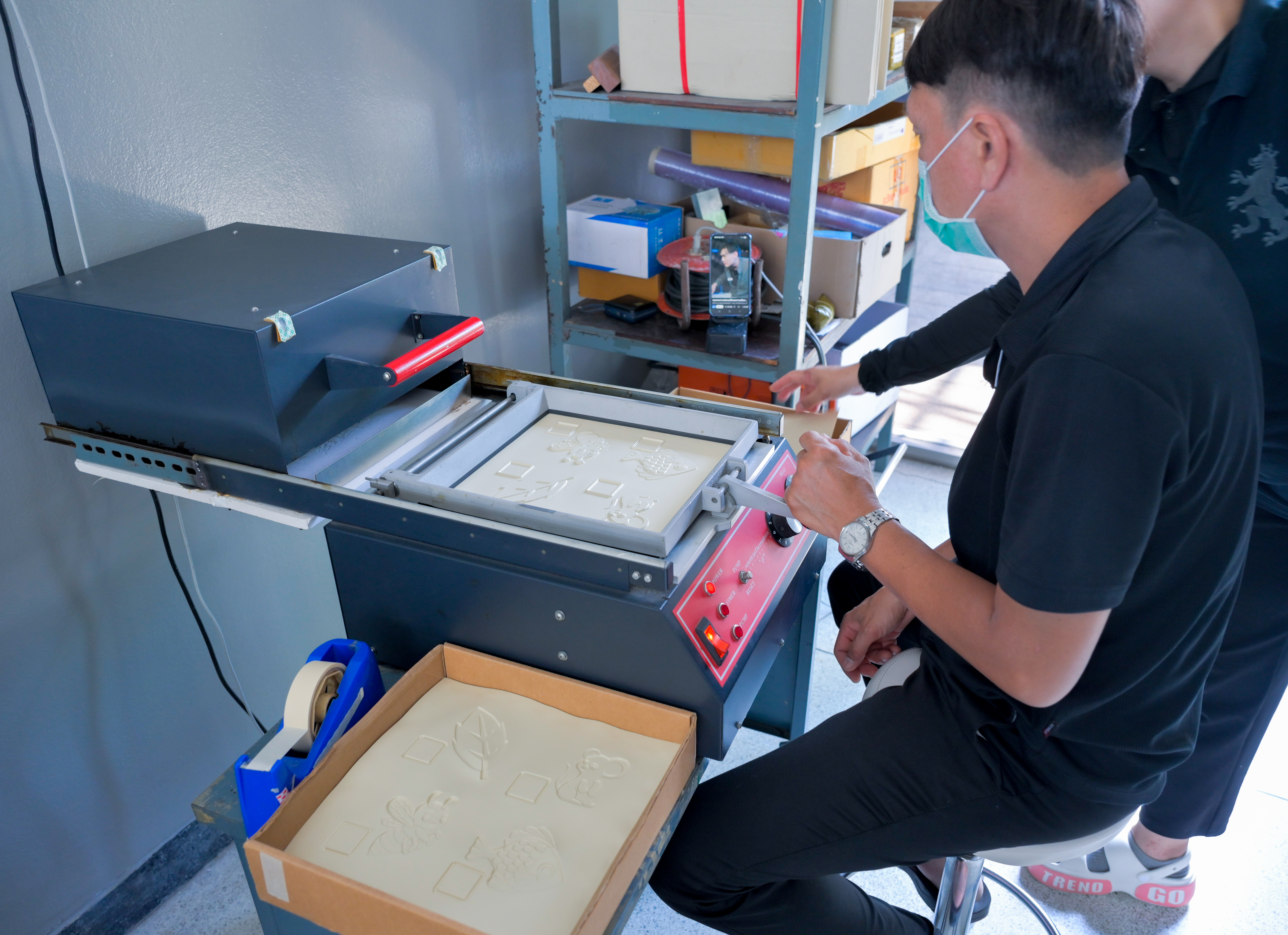 ส่งมอบปฏิทินตั้งโต๊ะเก่าและกระดาษ A4 ที่ใช้แล้วแก่ศูนย์เทคโนโลยีการศึกษาเพื่อคนตาบอด