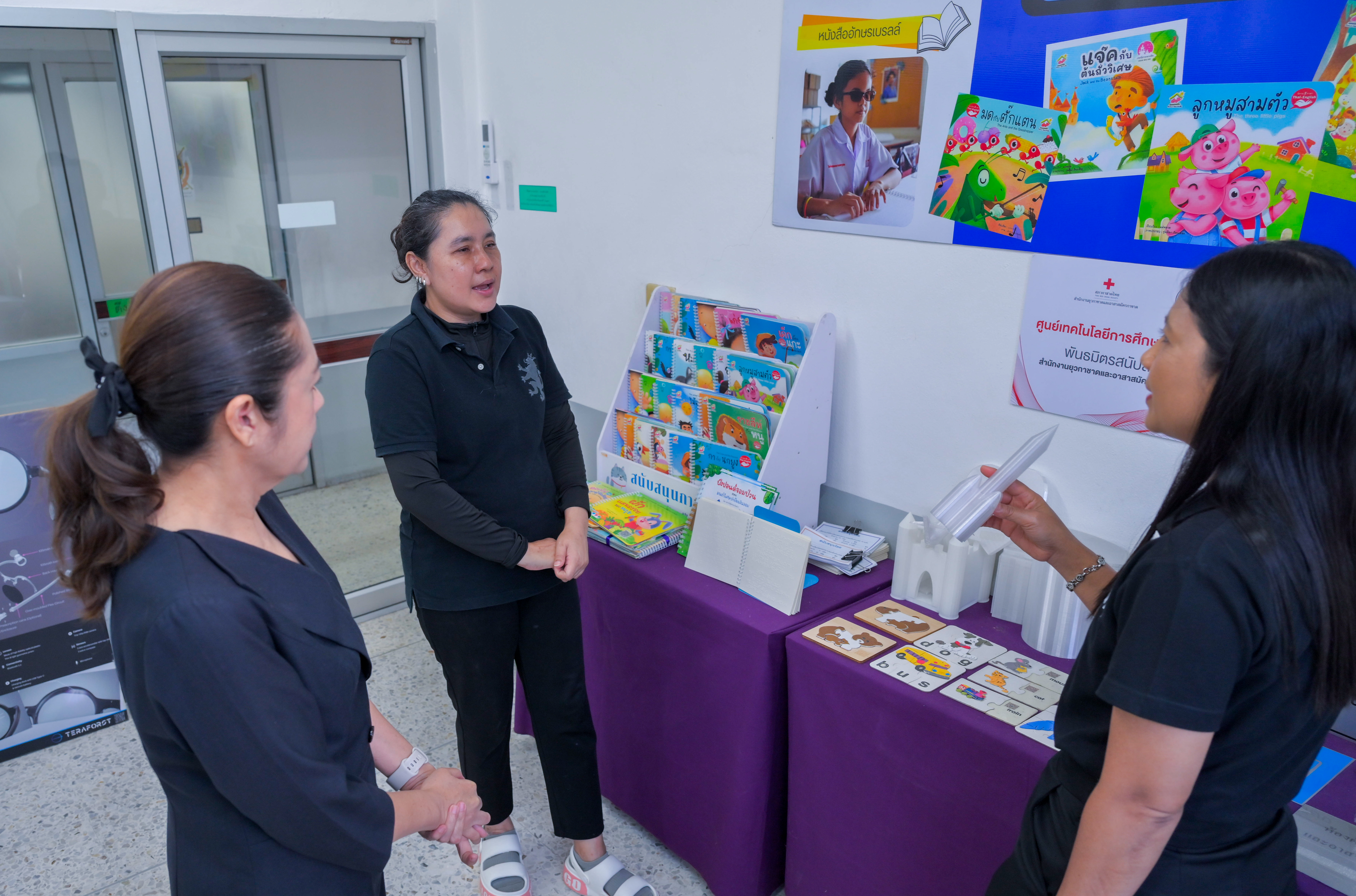 ส่งมอบปฏิทินตั้งโต๊ะเก่าและกระดาษ A4 ที่ใช้แล้วแก่ศูนย์เทคโนโลยีการศึกษาเพื่อคนตาบอด