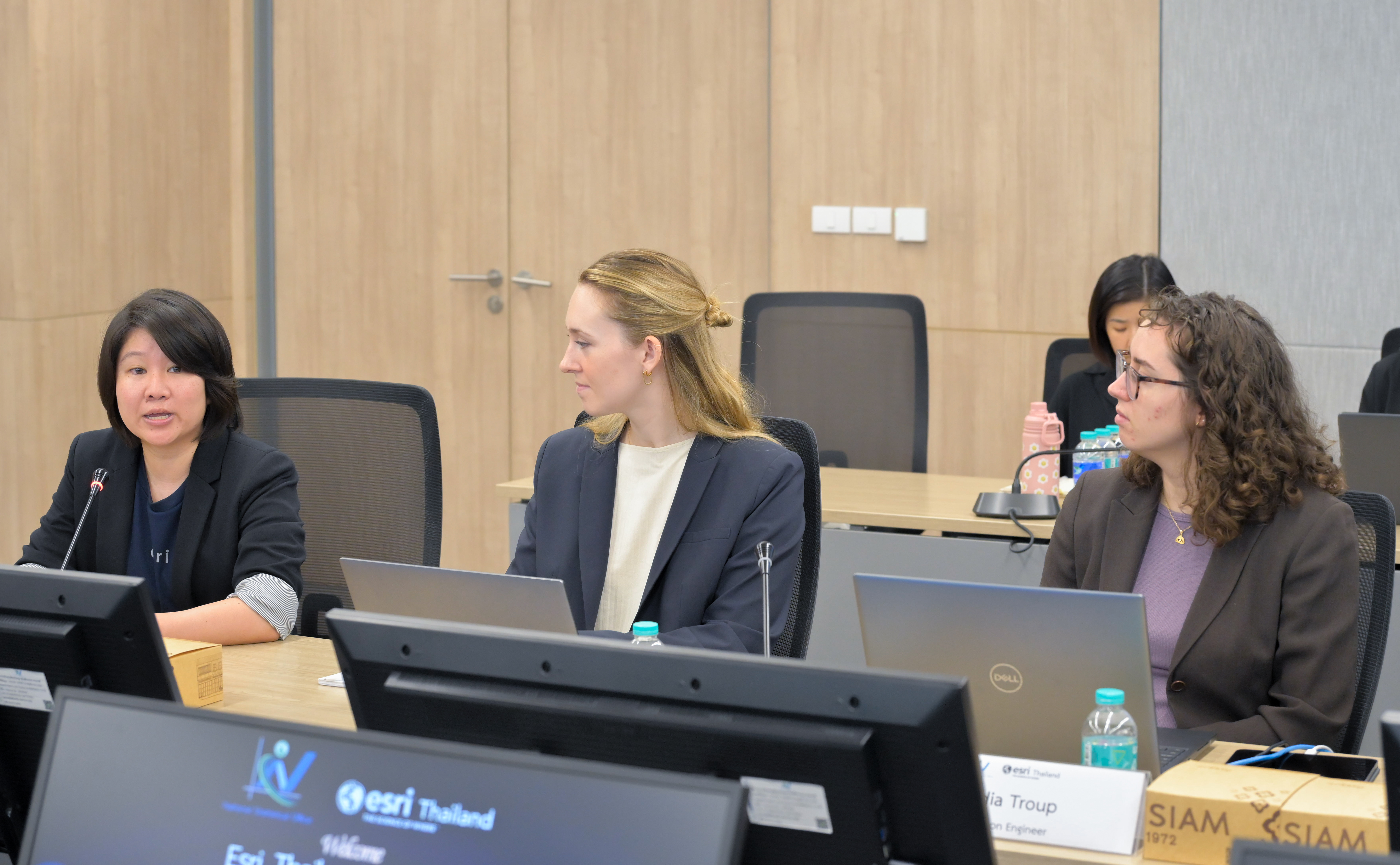 ประชุมหารือการประยุกต์ใช้เทคโนโลยี GIS สำหรับการขับเคลื่อนงานการจัดทำสำมะโนและสำรวจตัวอย่างของสำนักงานสถิติแห่งชาติ กับ บริษัทอีเอสอาร์ไอ (ประเทศไทย) จำกัด