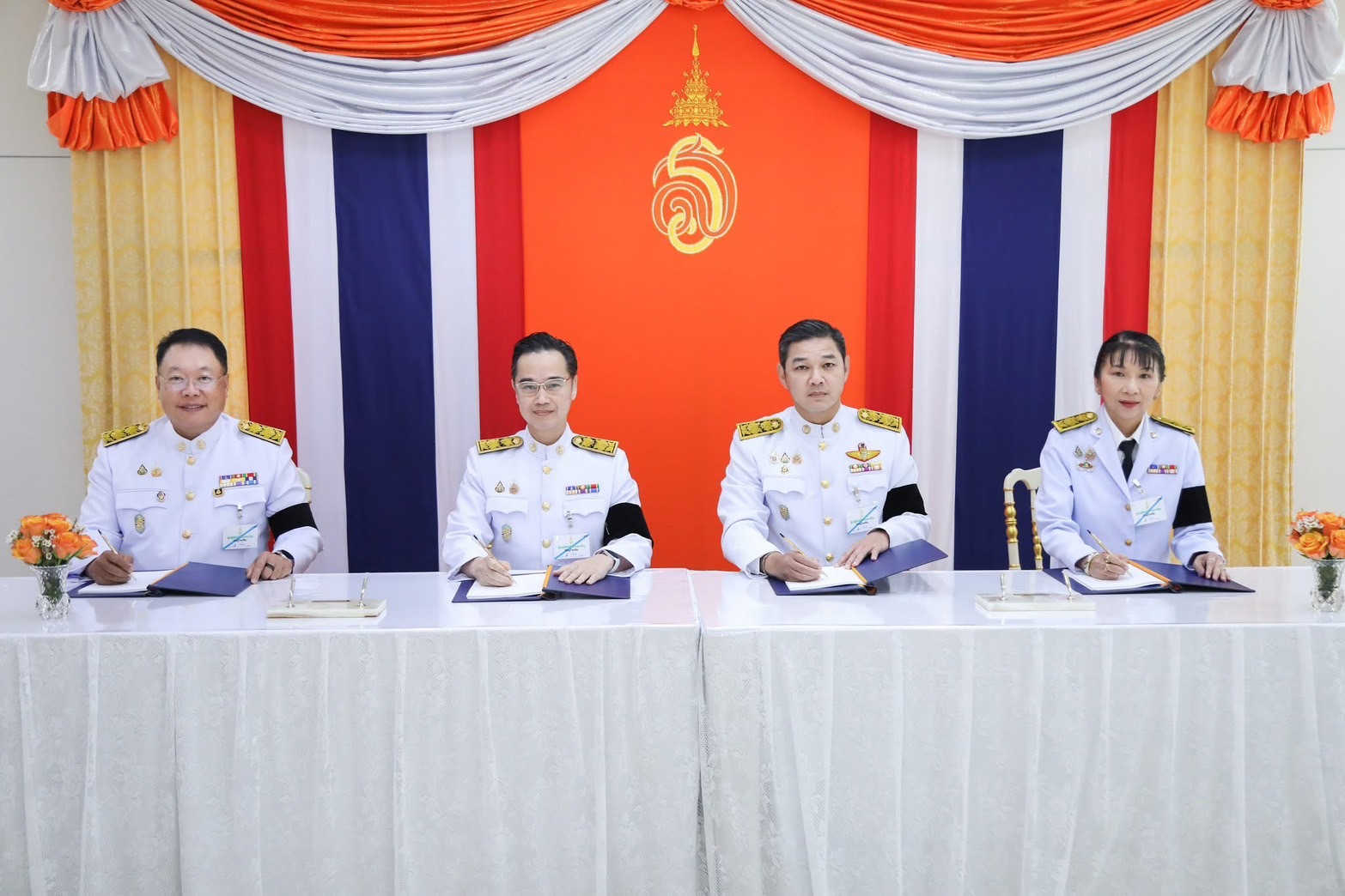 ร่วมถวายแจกันดอกไม้