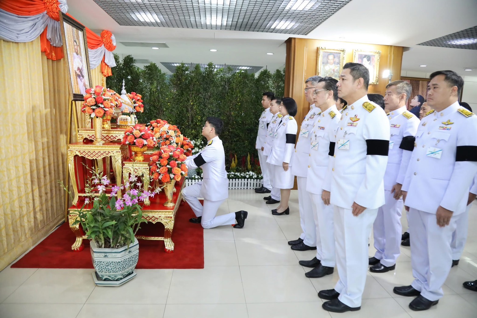 ร่วมถวายแจกันดอกไม้