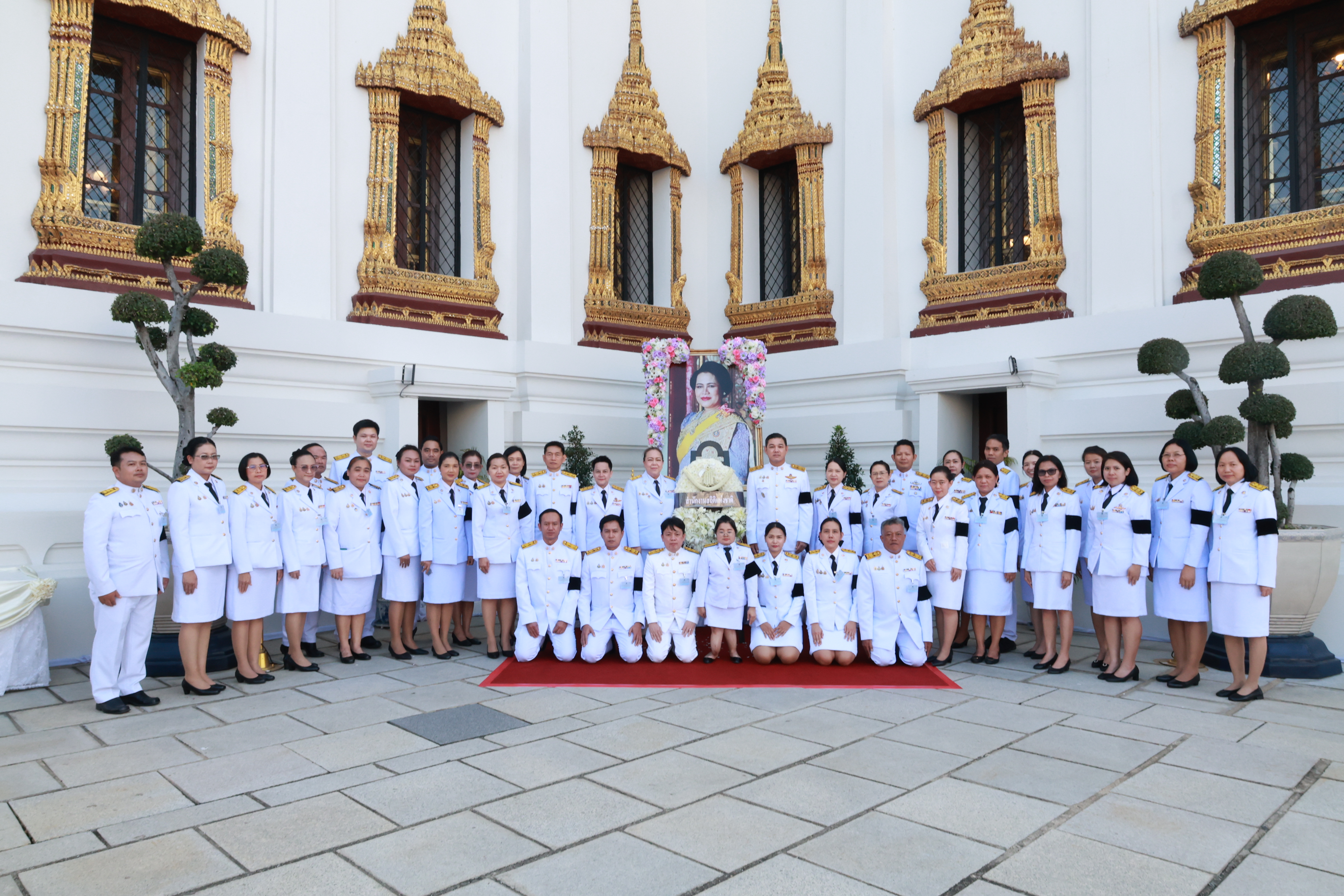 วางพวงมาลา