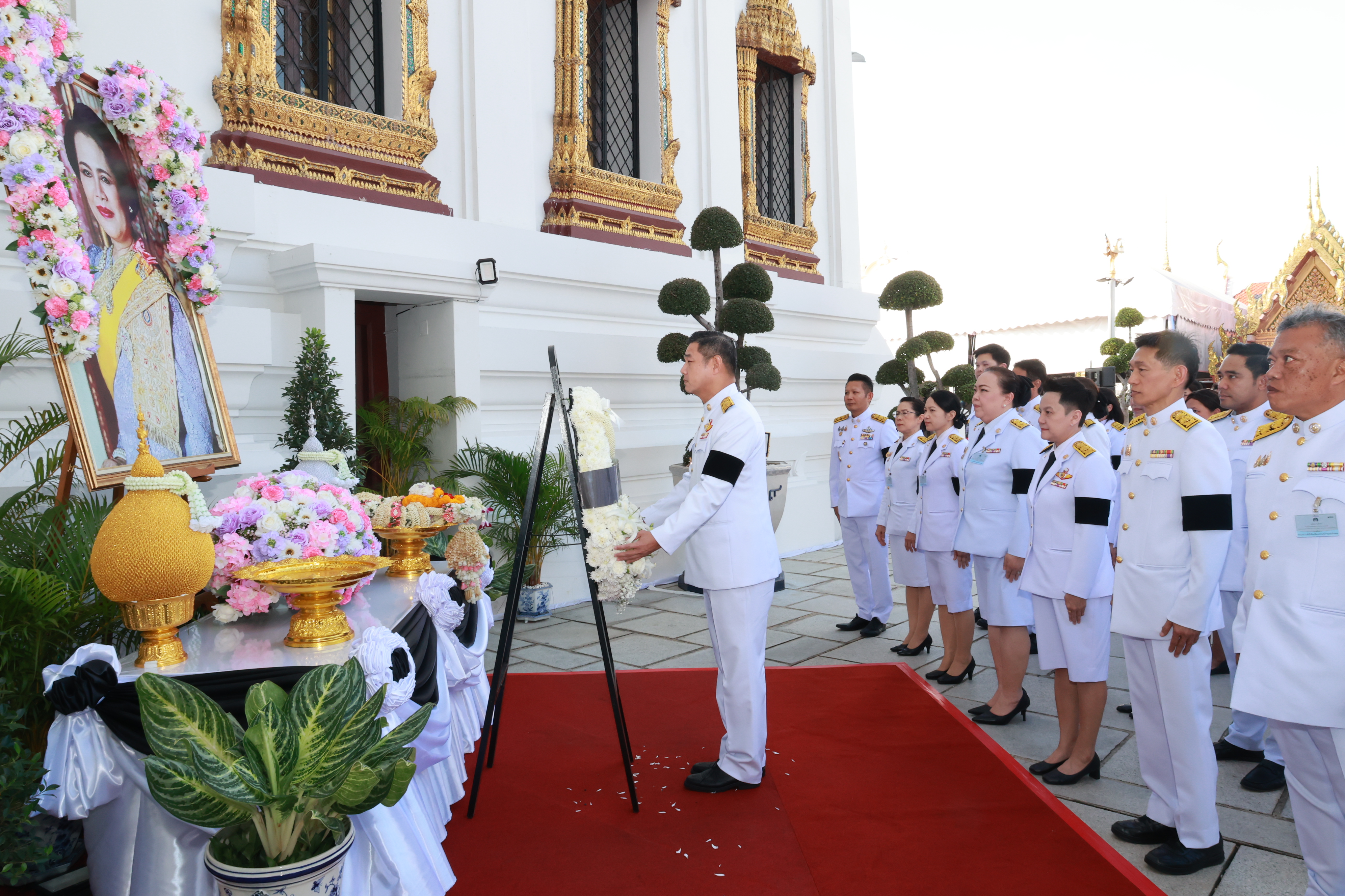 วางพวงมาลา