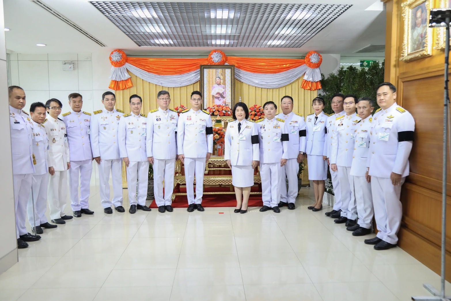 ร่วมถวายแจกันดอกไม้