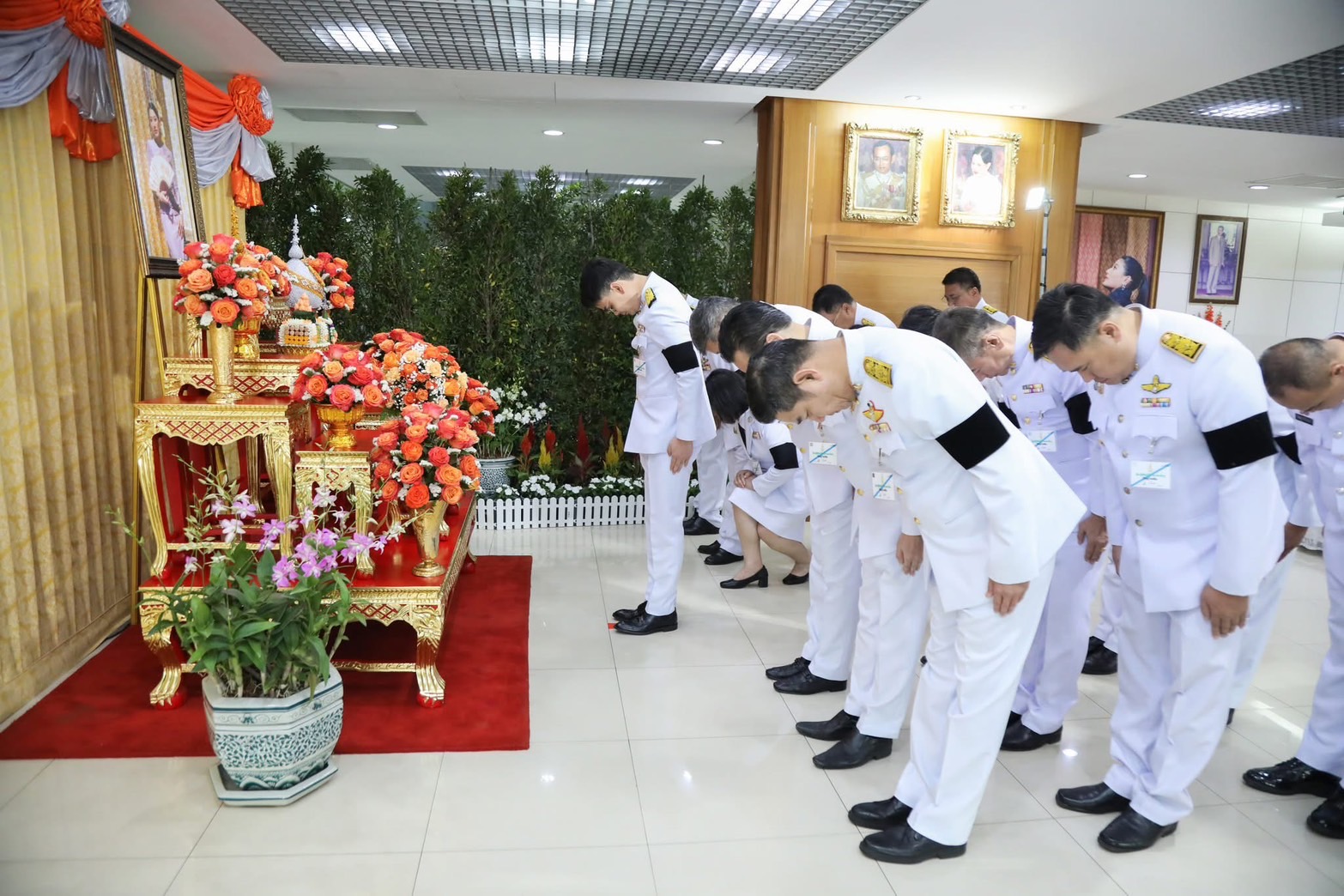 ร่วมถวายแจกันดอกไม้