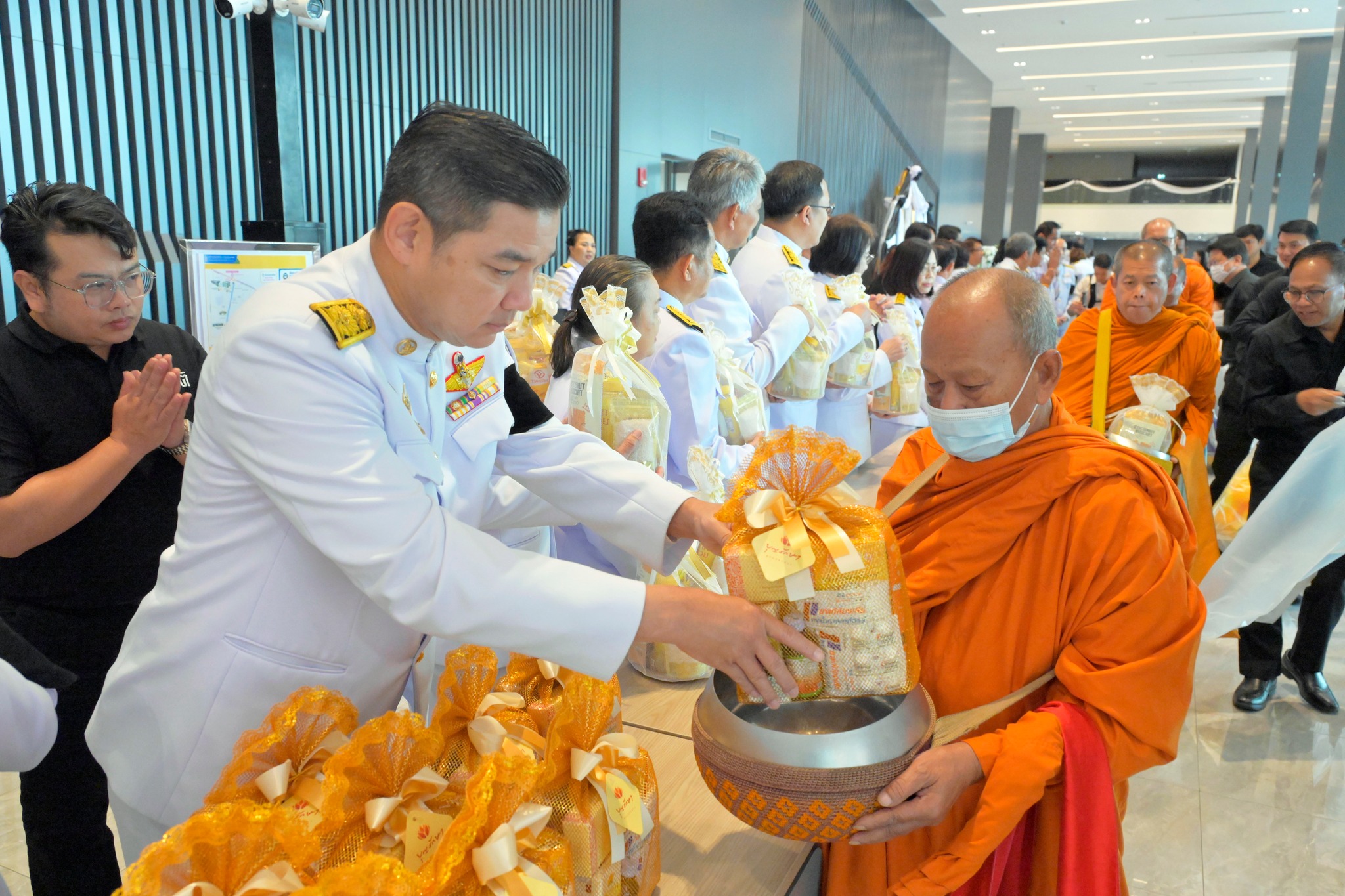 ร่วมพิธีบำเพ็ญกุศล