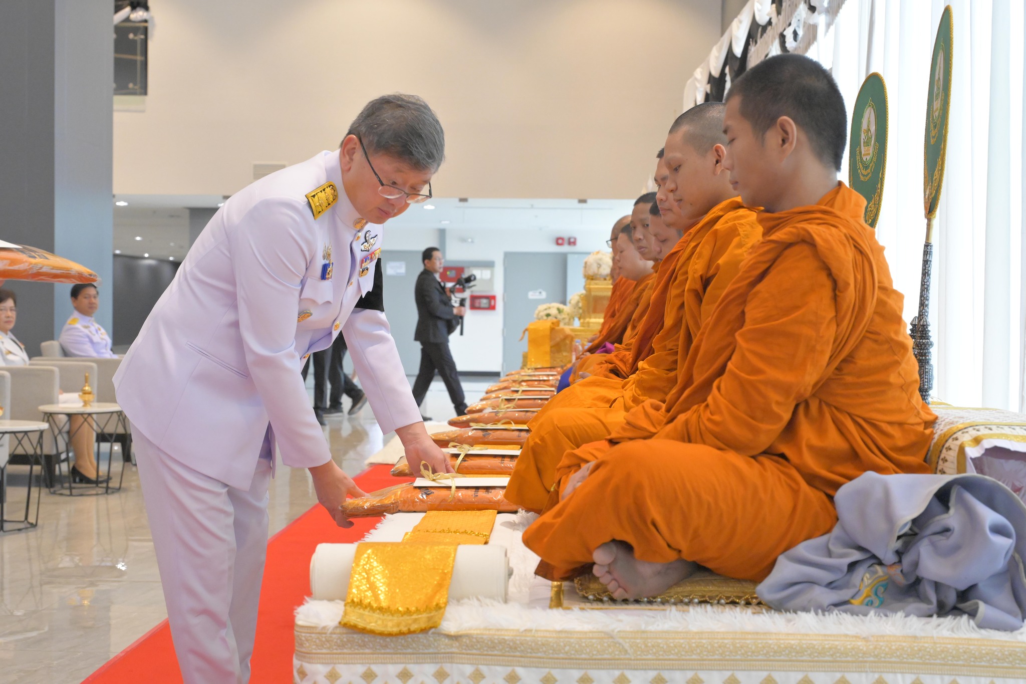 ร่วมพิธีบำเพ็ญกุศล