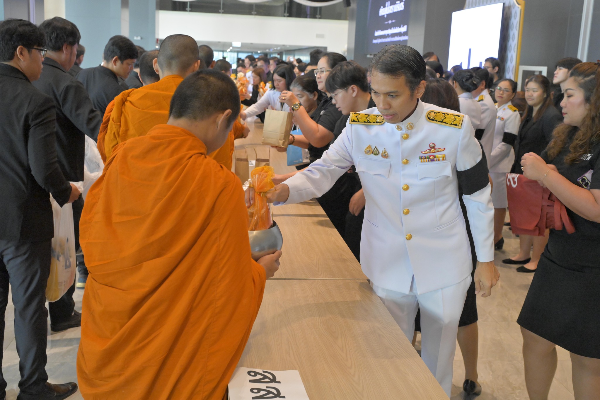 ร่วมพิธีบำเพ็ญกุศล