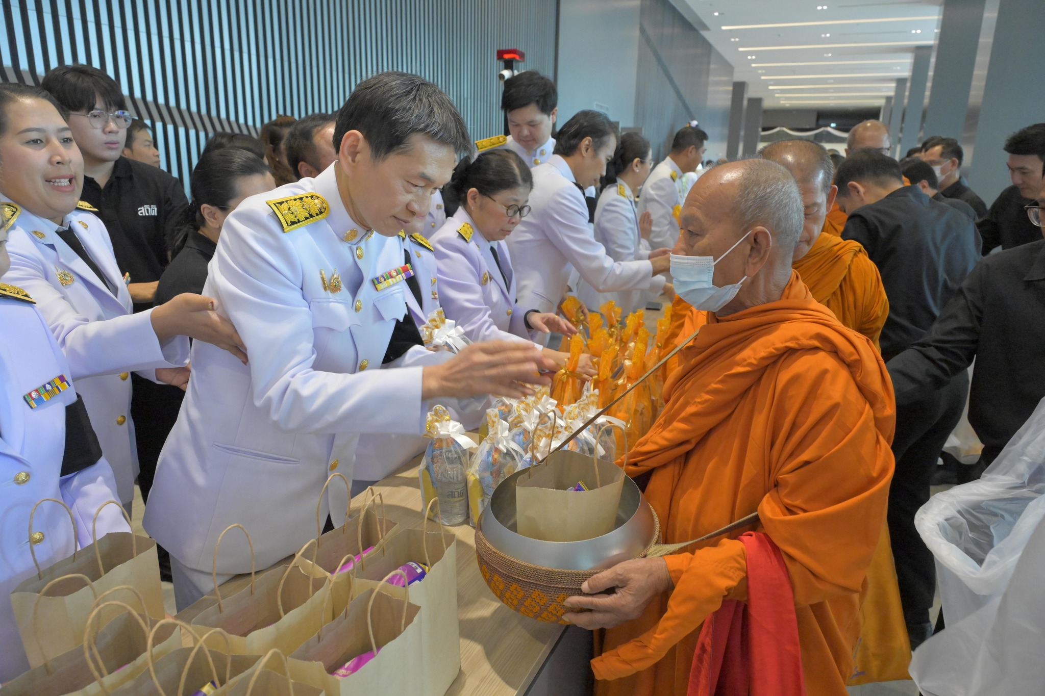 ร่วมพิธีบำเพ็ญกุศล