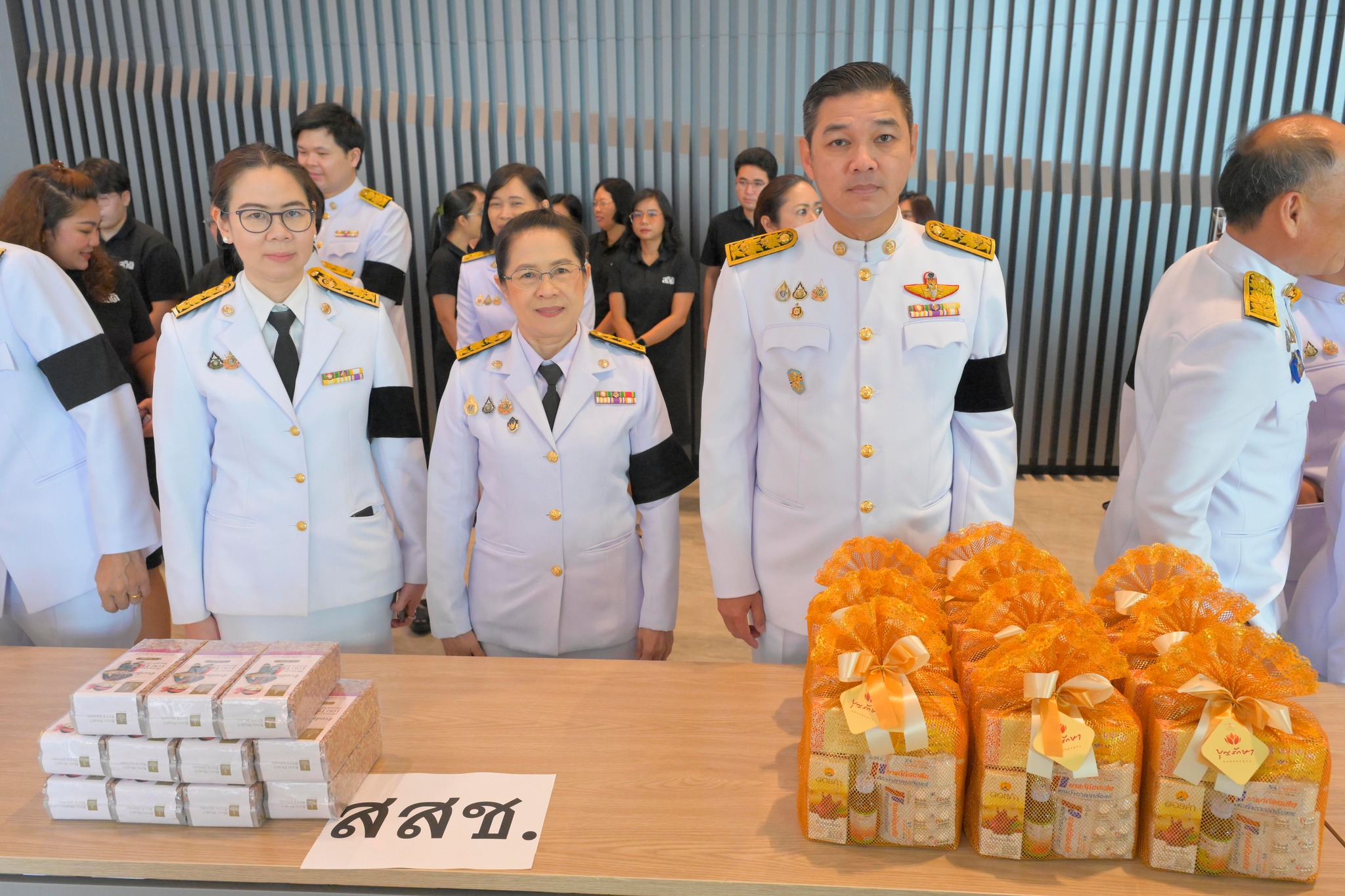 ร่วมพิธีบำเพ็ญกุศล