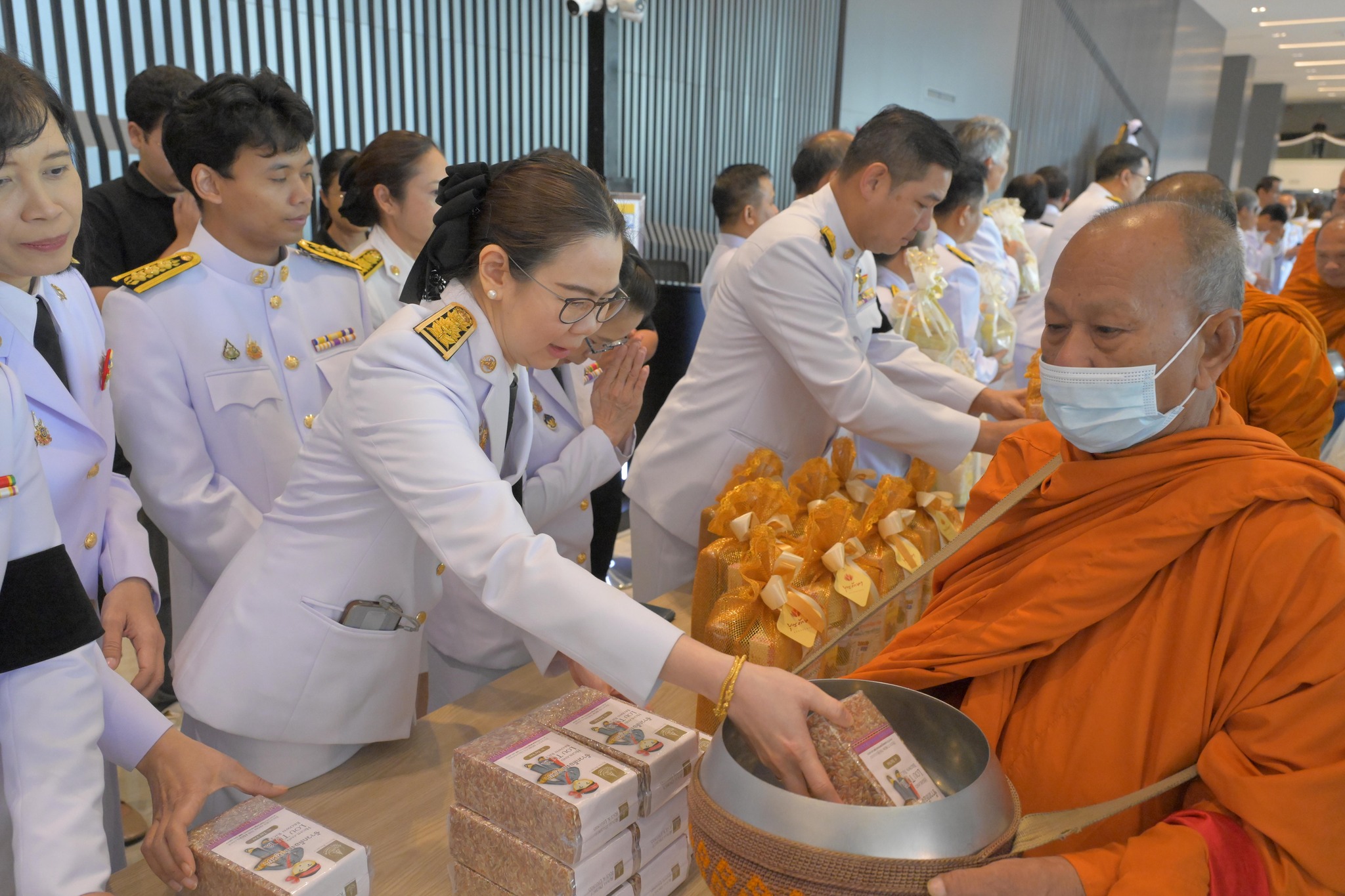 ร่วมพิธีบำเพ็ญกุศล