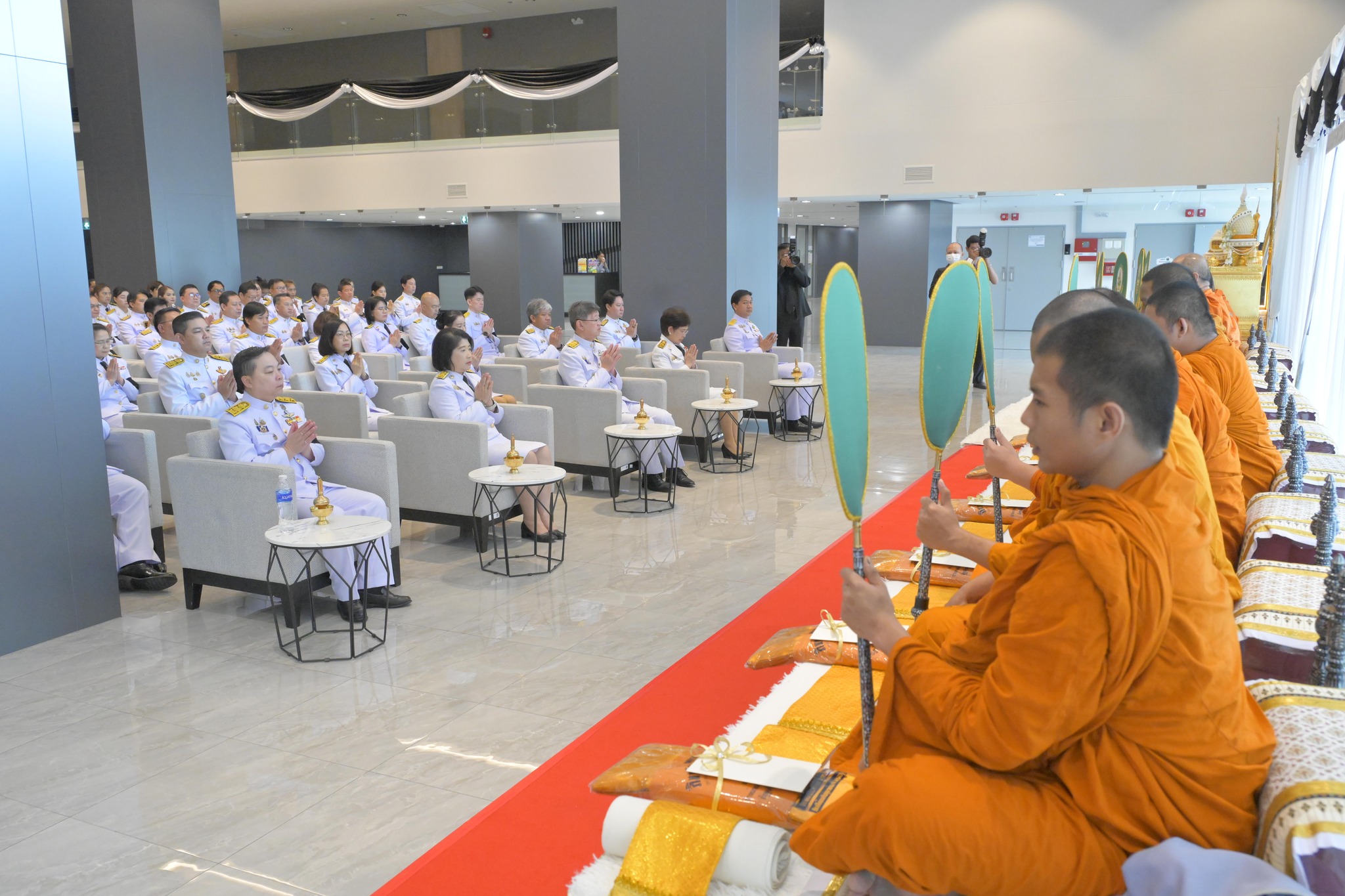 ร่วมพิธีบำเพ็ญกุศล