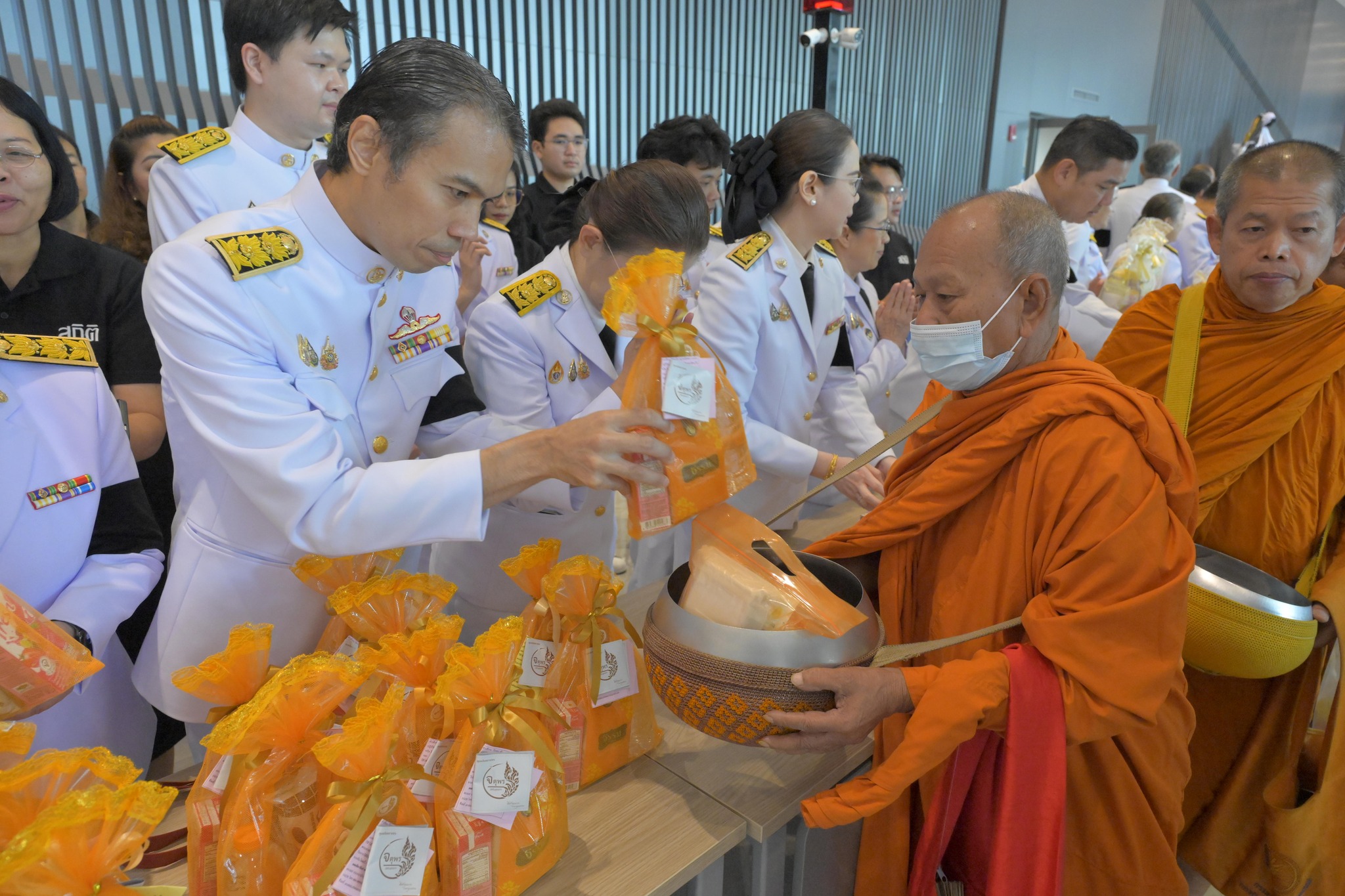 ร่วมพิธีบำเพ็ญกุศล