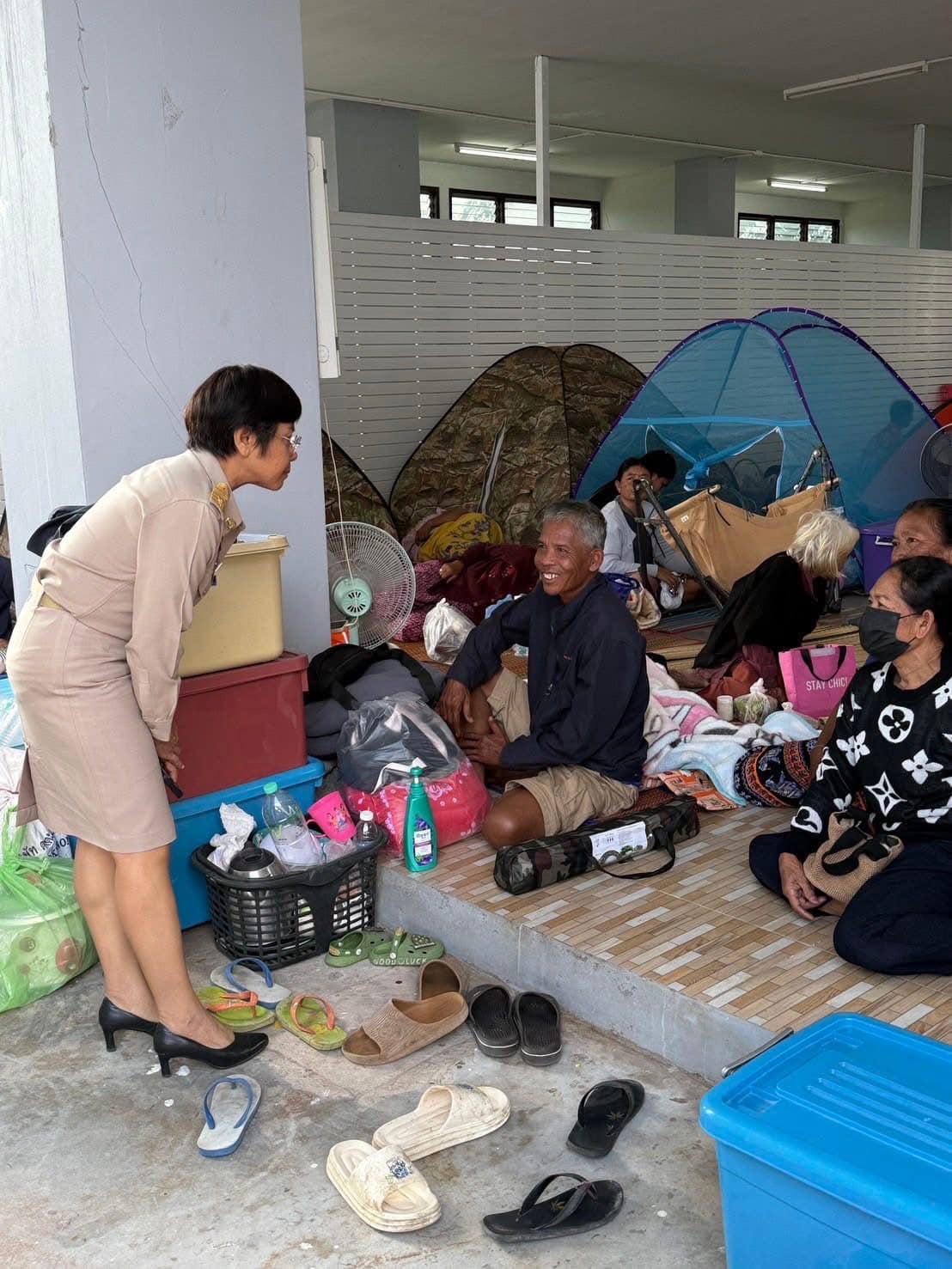 ศูนย์พักพิงชั่วคราว