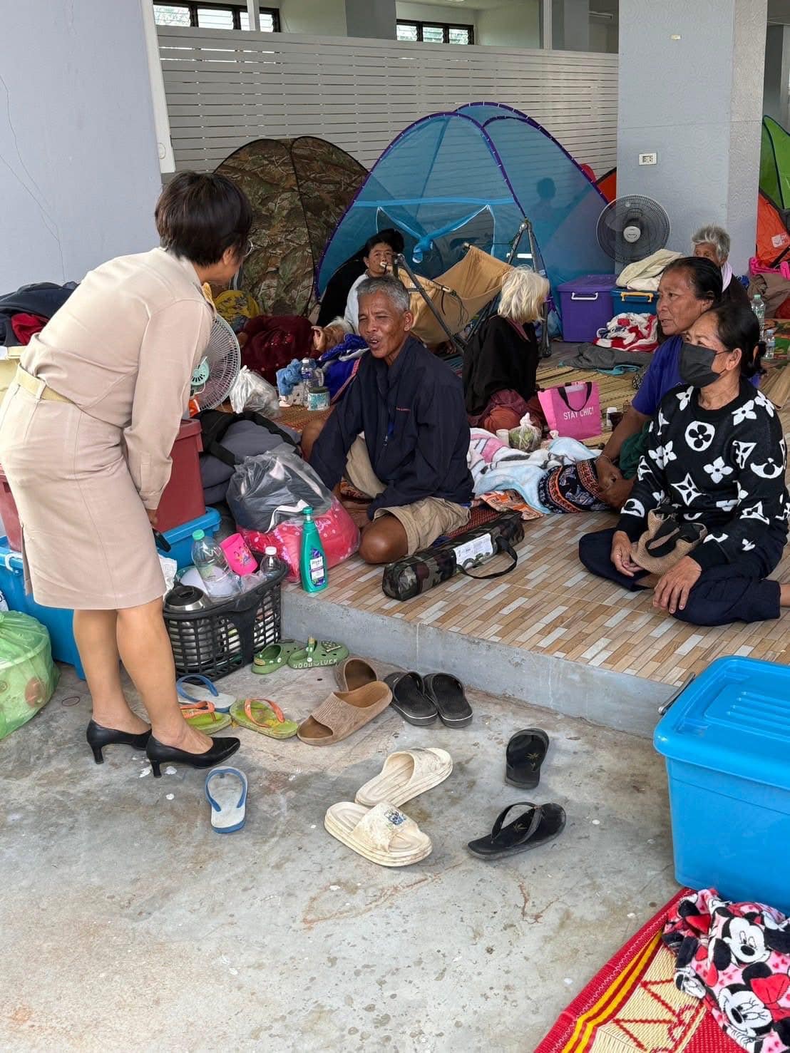 ศูนย์พักพิงชั่วคราว