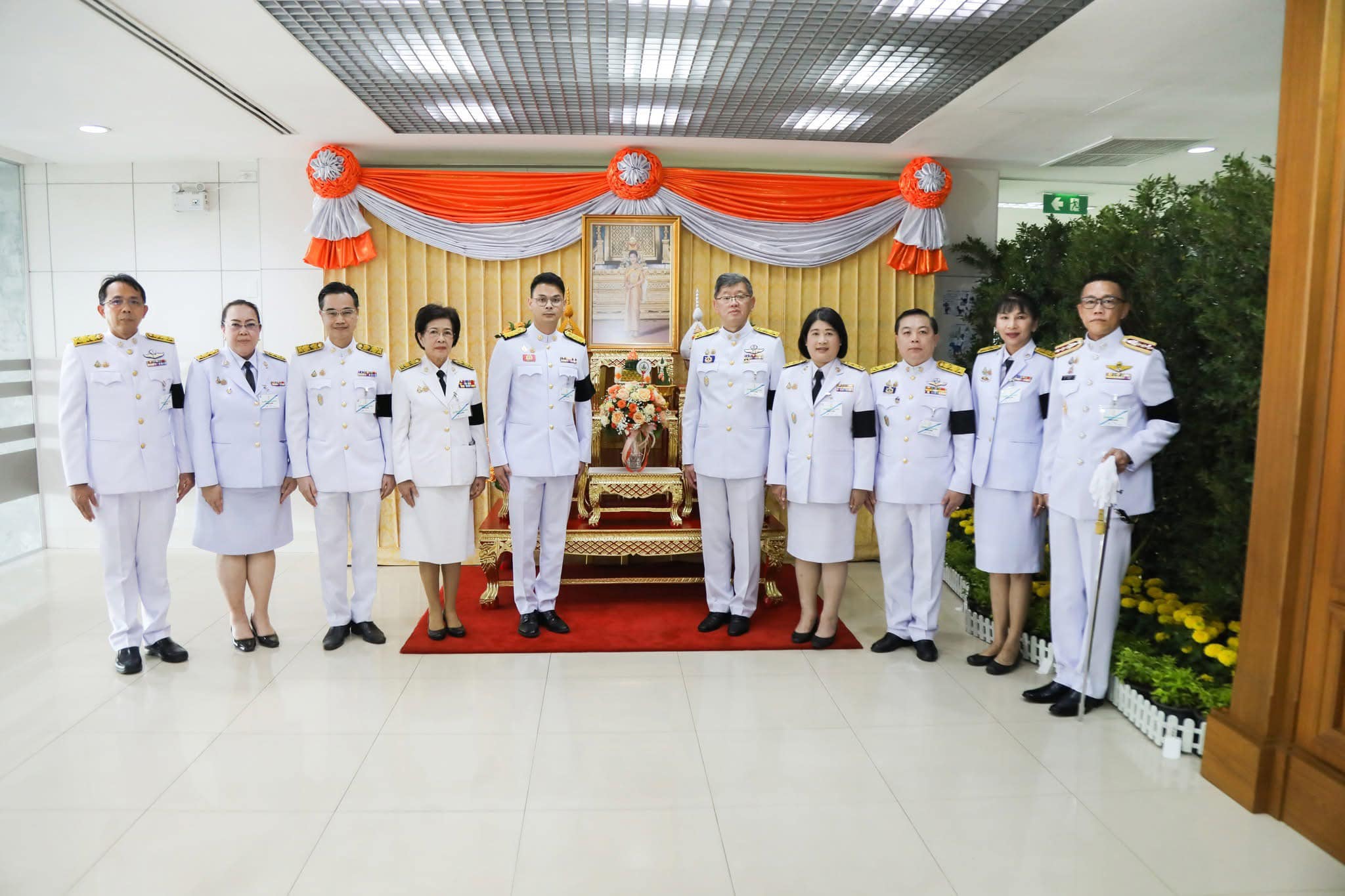 เข้าร่วมทูลเกล้าฯ ถวายแจกันดอกไม้