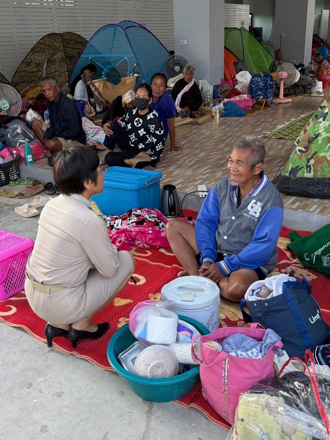 ศูนย์พักพิงชั่วคราว