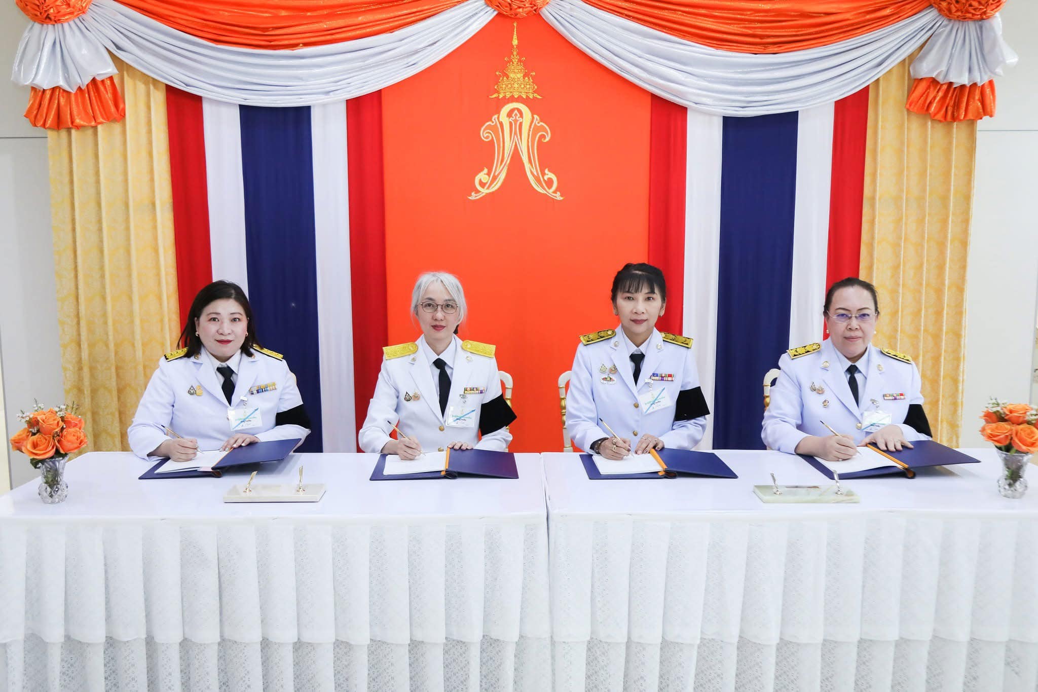 เข้าร่วมทูลเกล้าฯ ถวายแจกันดอกไม้