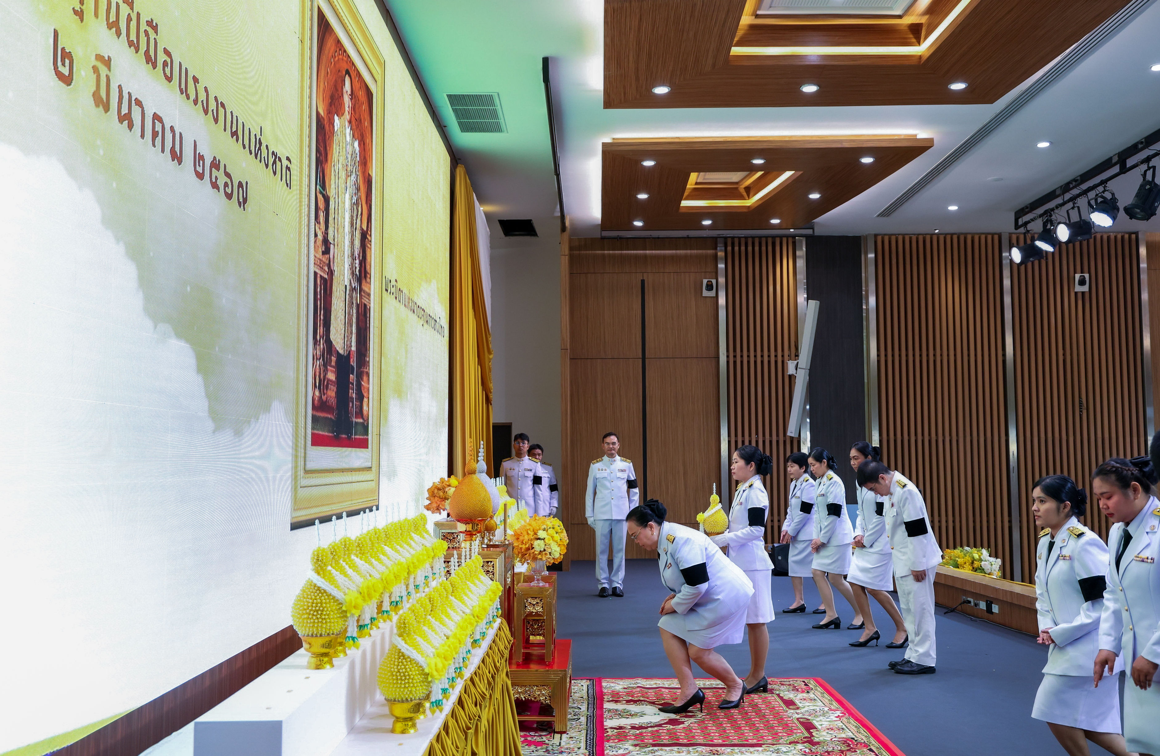 พิธีวางพานพุ่มถวายราชสักการะแด่พระบาทสมเด็จพระบรมชนกาธิเบศร มหาภูมิพลอดุลยเดช มหาราช บรมนาถบพิตร “พระบิดาแห่งมาตรฐานการช่างไทย”