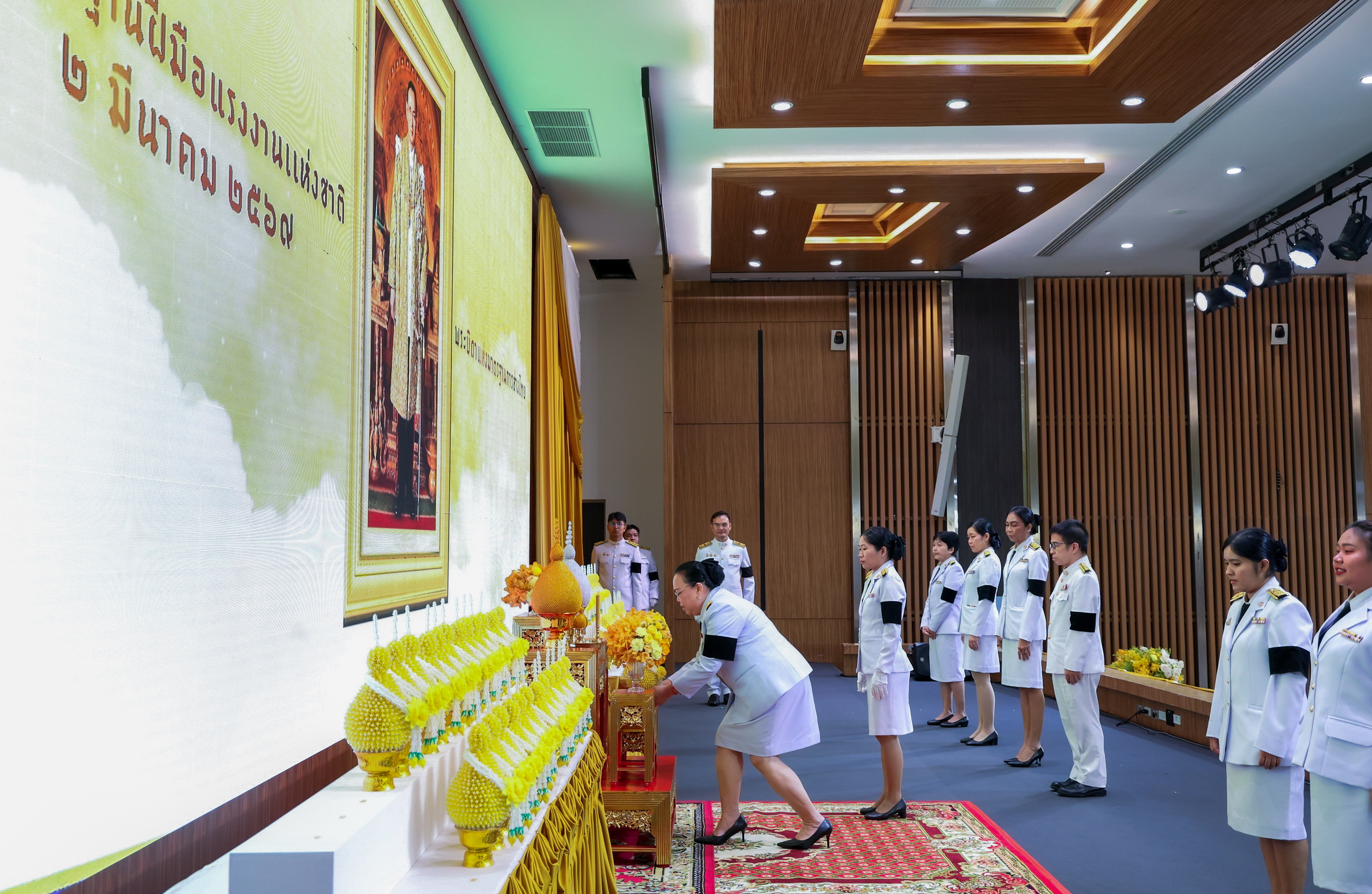 พิธีวางพานพุ่มถวายราชสักการะแด่พระบาทสมเด็จพระบรมชนกาธิเบศร มหาภูมิพลอดุลยเดช มหาราช บรมนาถบพิตร “พระบิดาแห่งมาตรฐานการช่างไทย”