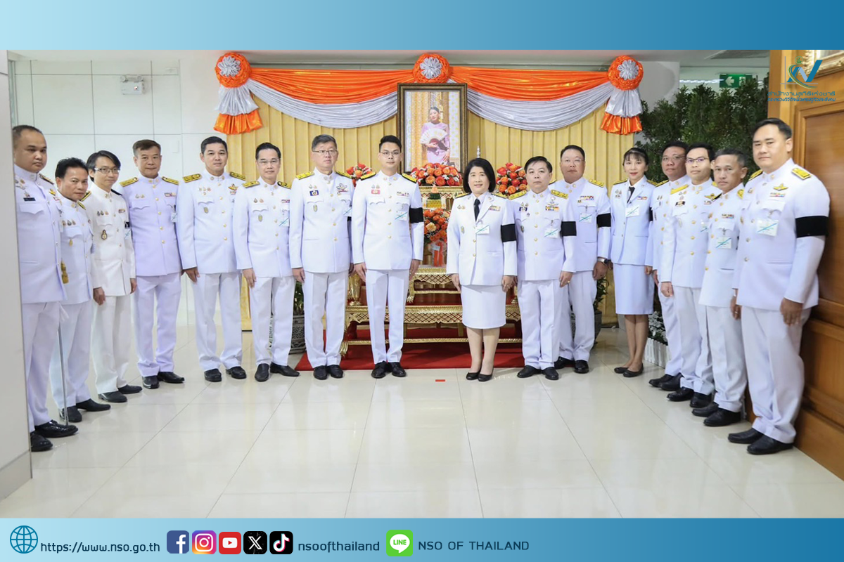 ร่วมถวายแจกันดอกไม้